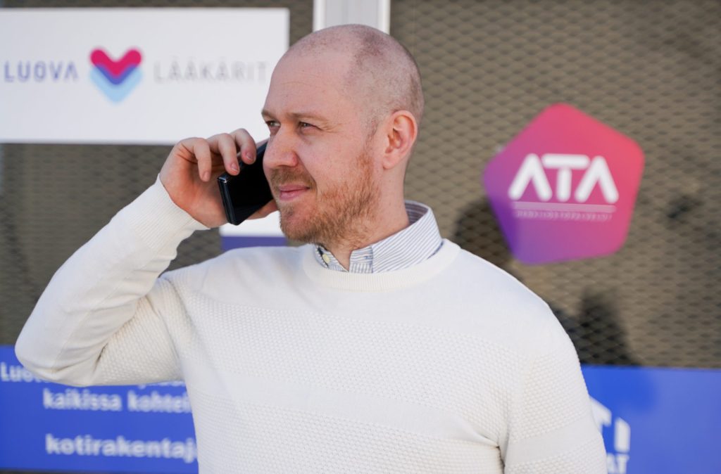 ATA Olli Malkavaara puhelimessa rekrytointi