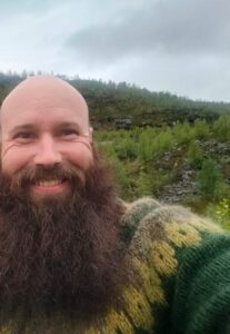 Lauri Makkosen kasvokuva ulkoilmasta.