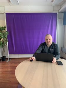 Jarno Musakka istuu pöydän ääressä tietokoneella. 